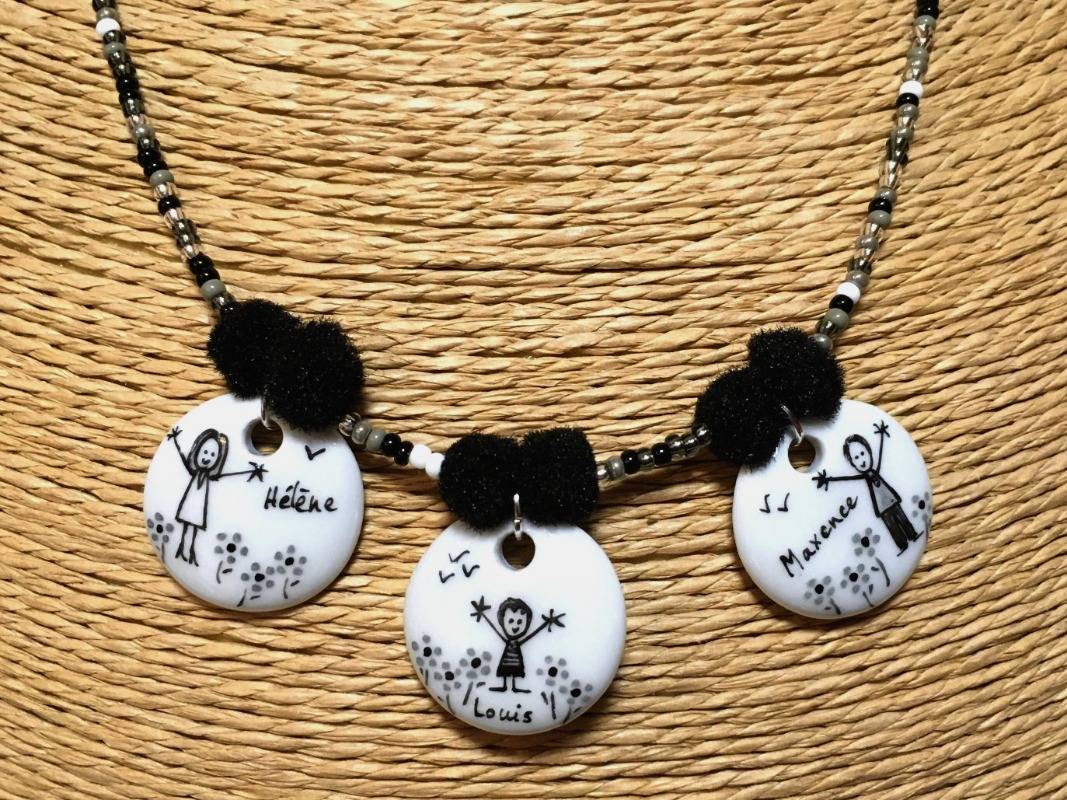 Collier trois petits ronds en porcelaine personnalisés dans un style naïf